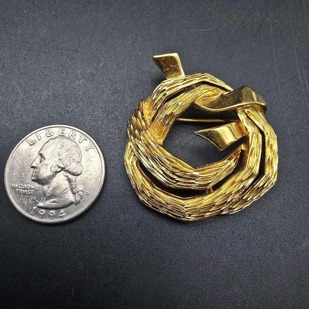 Crown Trifari Twisted Wreath Brooch Gold Tone Vintage Costume Jewelry